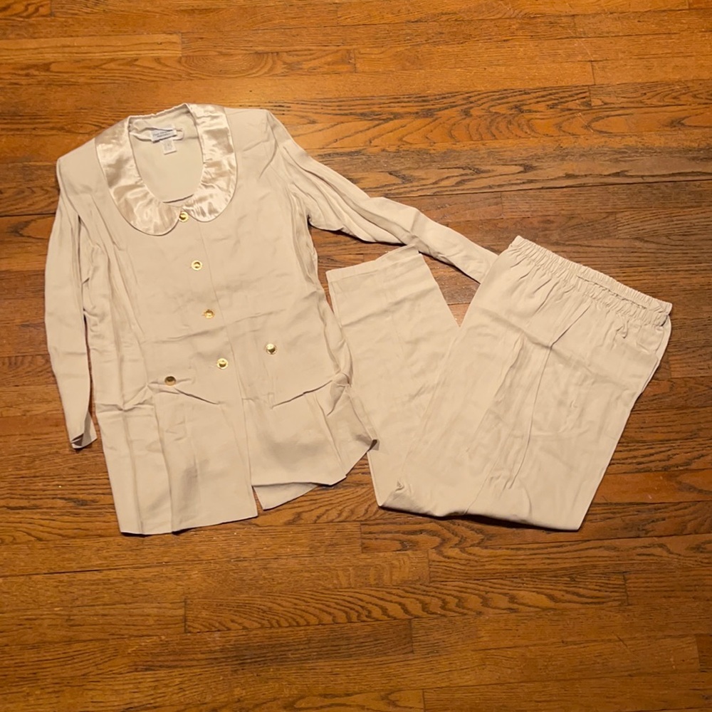 2 piece Dan Howard Maternities pantsuit. Size M